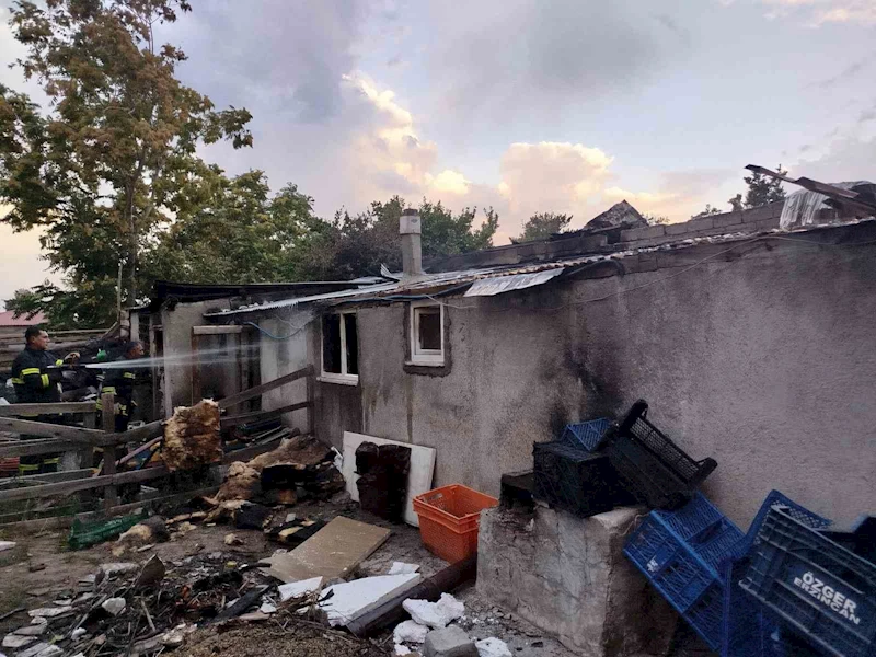 Odunlukta çıkan yangın itfaiyenin müdahalesiyle söndürüldü
