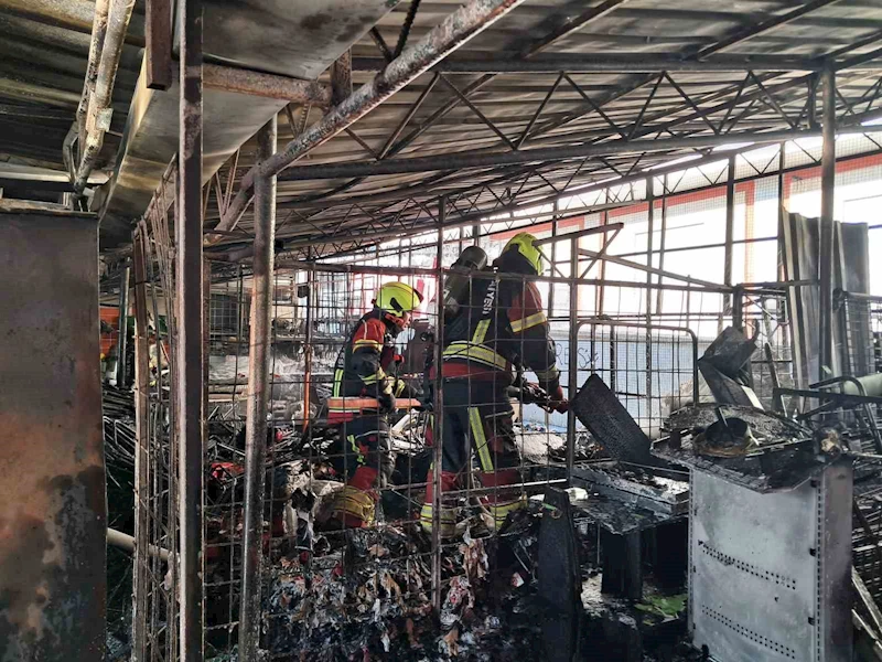 Balıkesir’de zincir market deposunda yangın

