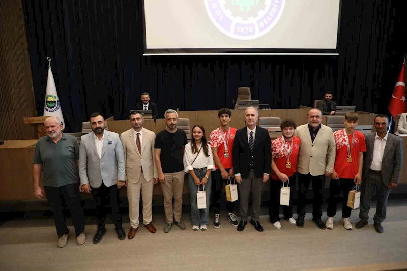 İnegöl’ün başarılı gençleri, mecliste onure edildi
