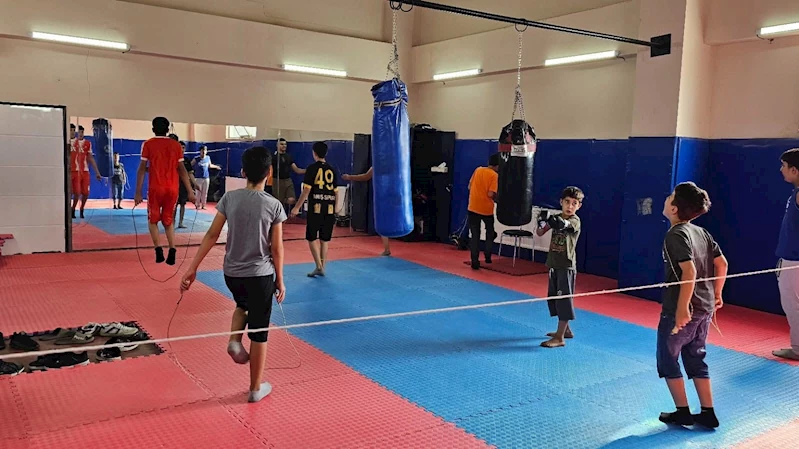 Hasköy’de gençlerin yoğun ilgi gösterdiği boks antrenmanları sürüyor
