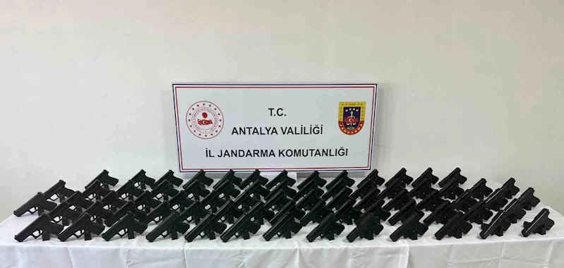 Kepez’de kaçak silah operasyonu: 72 tabanca ele geçirildi

