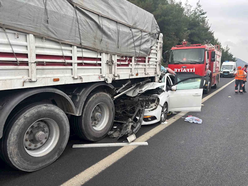 Osmaniye’de otomobil tıra arkadan çarptı: 4 ağır yaralı
