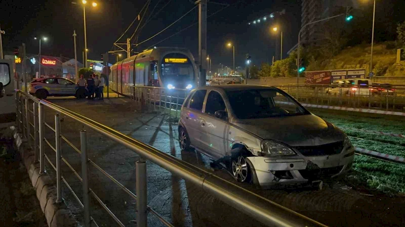 Tramvay yoluna giren alkollü sürücü önce kaçtı sonra geri geldi

