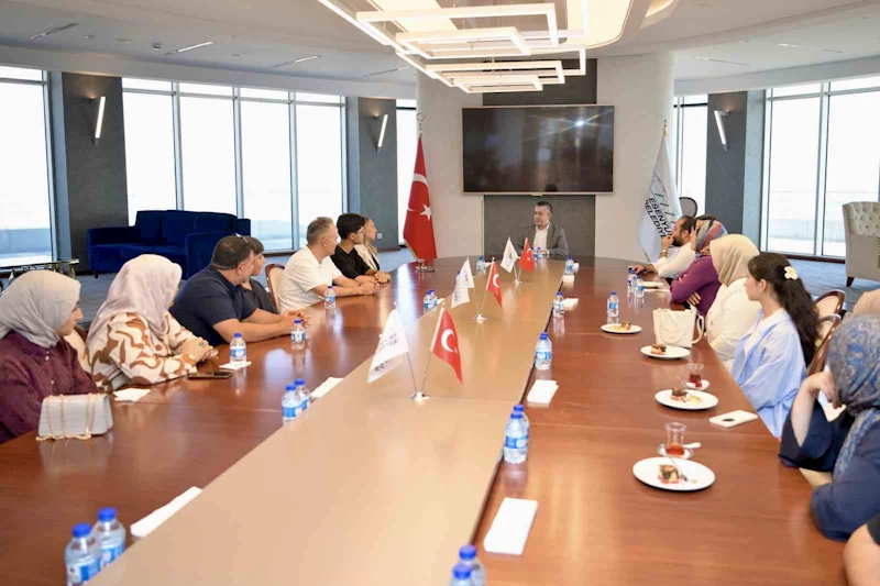 LGS’de dereceye giren öğrencileri Başkan Vekili Aksoy makamında ağırladı

