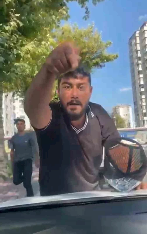 Cam silme bahanesiyle aracın kaputuna yatıp zorla para istemişti, tutuklandı
