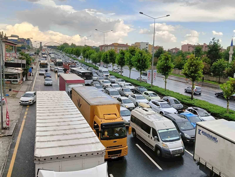 Ankara’da etkili olan yağış yolu kapattı
