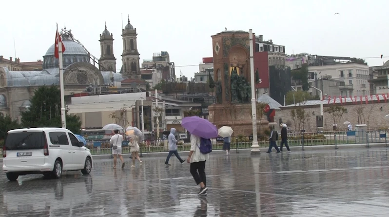 Taksim’de yağışlı hava etkisini sürdürüyor

