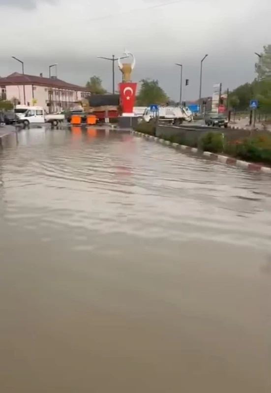 Bartın’da sağanak etkili oldu, caddeler nehre döndü
