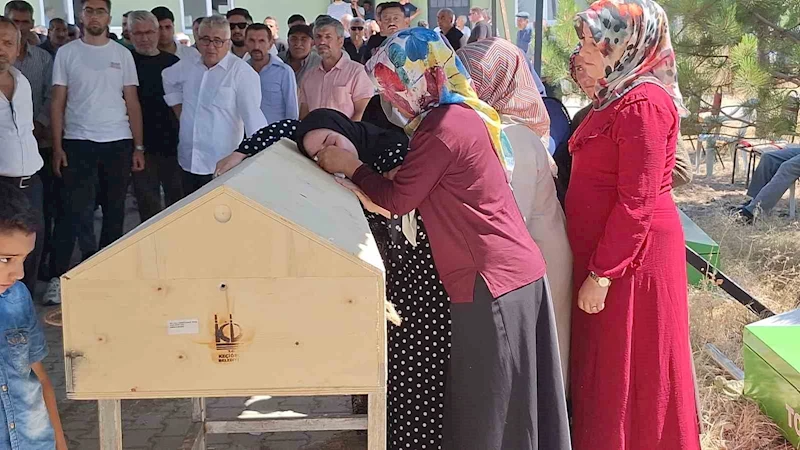 Üniversite kaydı için çıktıkları yolda yanarak can veren babaanne, oğlu ve torunu toprağa verildi
