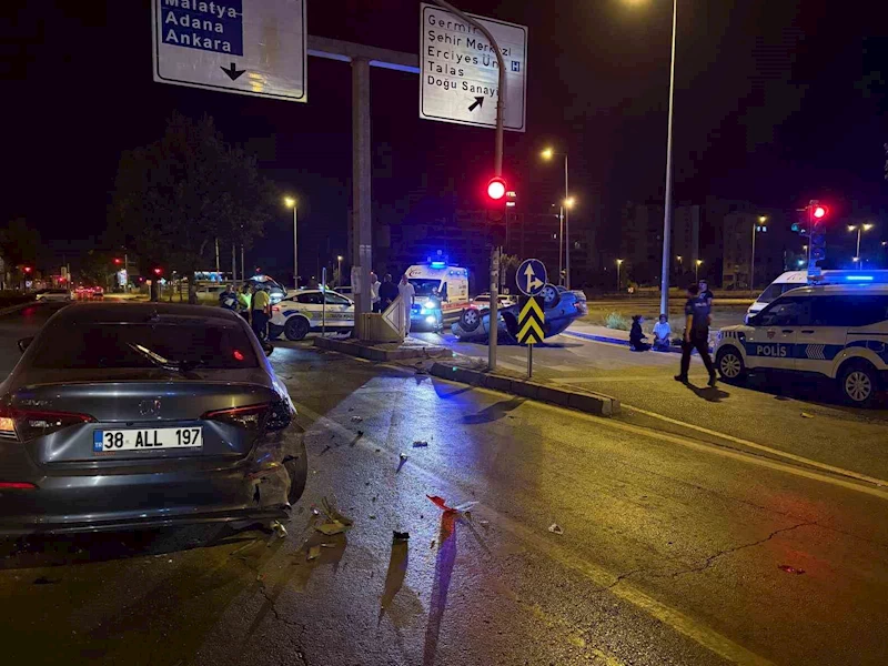 Işıkta bekleyen otomobile arkadan çarpıp, takla attı
