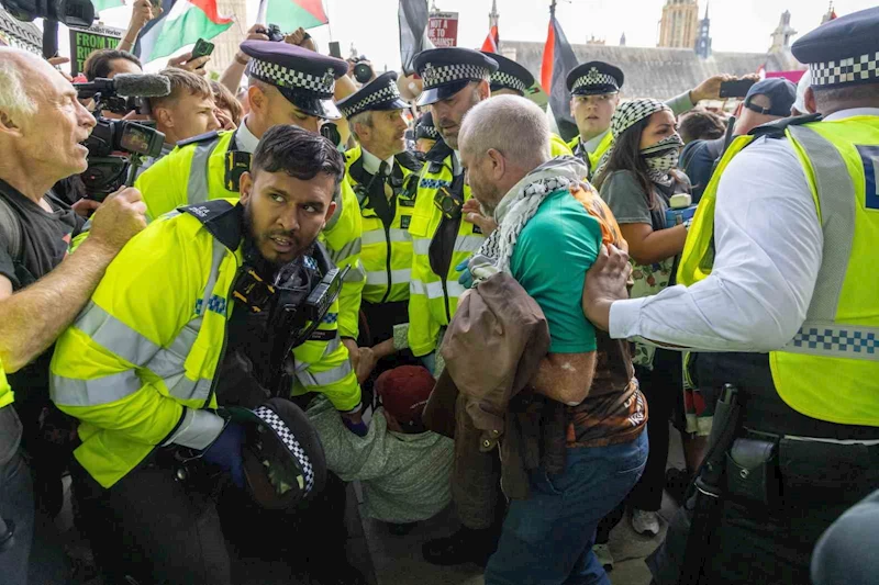 Londra’da düzenlenen Filistin’e destek gösterisinde 890 kişi gözaltına alındı
