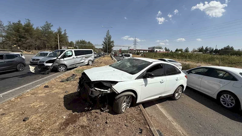 Yola kontrolsüz giren kamyonet, çarptığı otomobili karşı yola fırlattı

