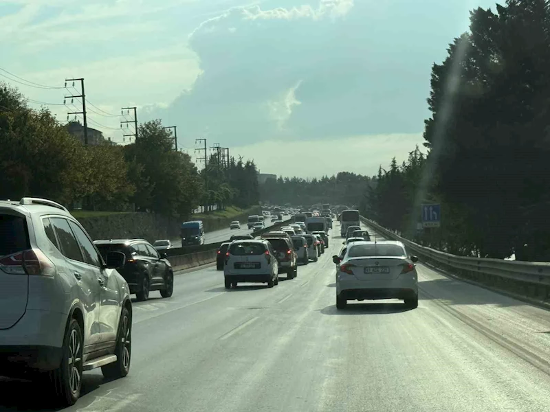 Okullar açıldı trafik yine felç oldu
