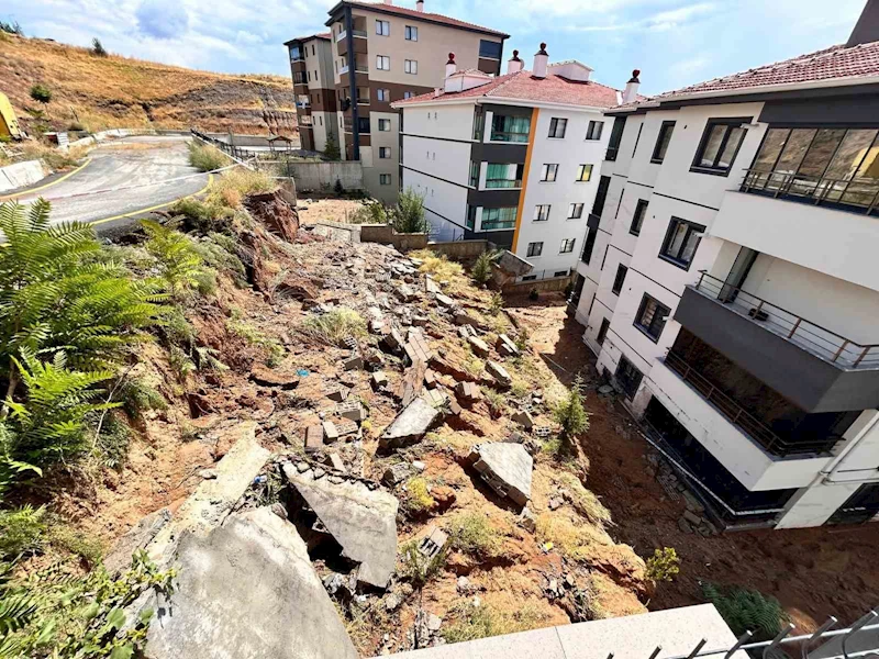 Ankara’da yağmur sonrası istinat duvarı yıkıldı
