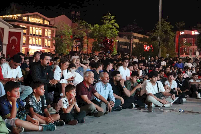 Yalova’da milli takımların maçları dev ekranlarda izlendi
