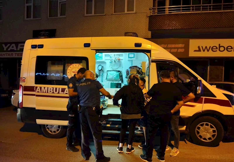 Bafra’da evinin kapısında bıçaklanan çocuk yaralandı
