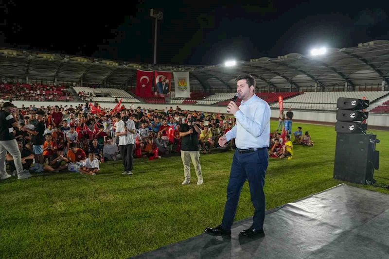Tarsus’ta A Milli Takım maçı coşkuyla izledi
