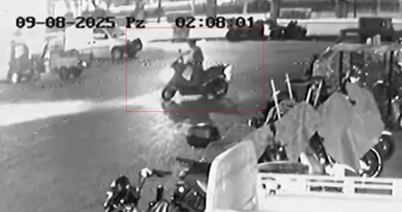 Aynı yerden iki motosiklet çalan şahsın hırsızlık anı güvenlik kamerasında
