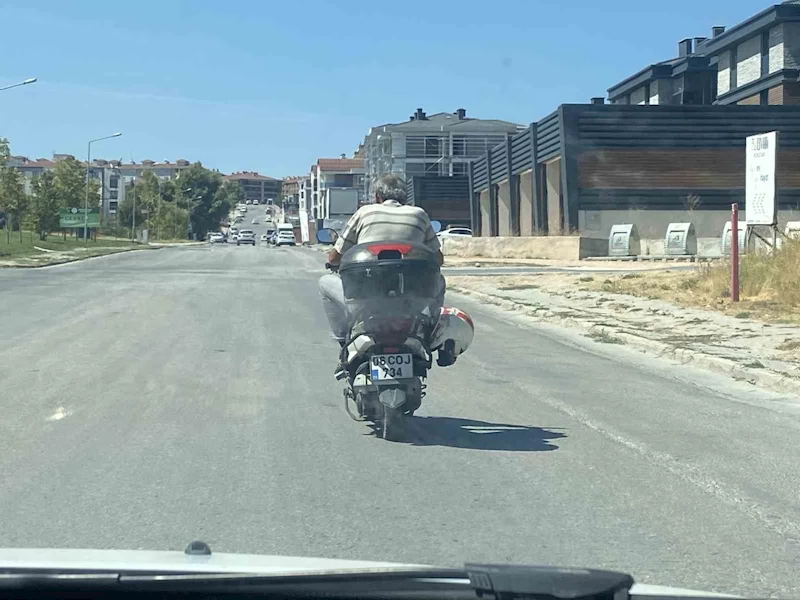 Kaskı kafasına değil motosikletin demirine taktı
