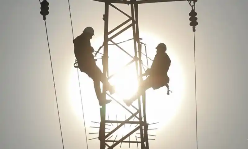 VEDAŞ ekipleri 2 bin rakımda dondurucu soğukta enerji arızasını giderdi