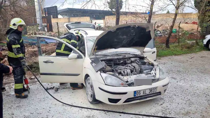Muğla'da park halindeki araçta yangın çıktı