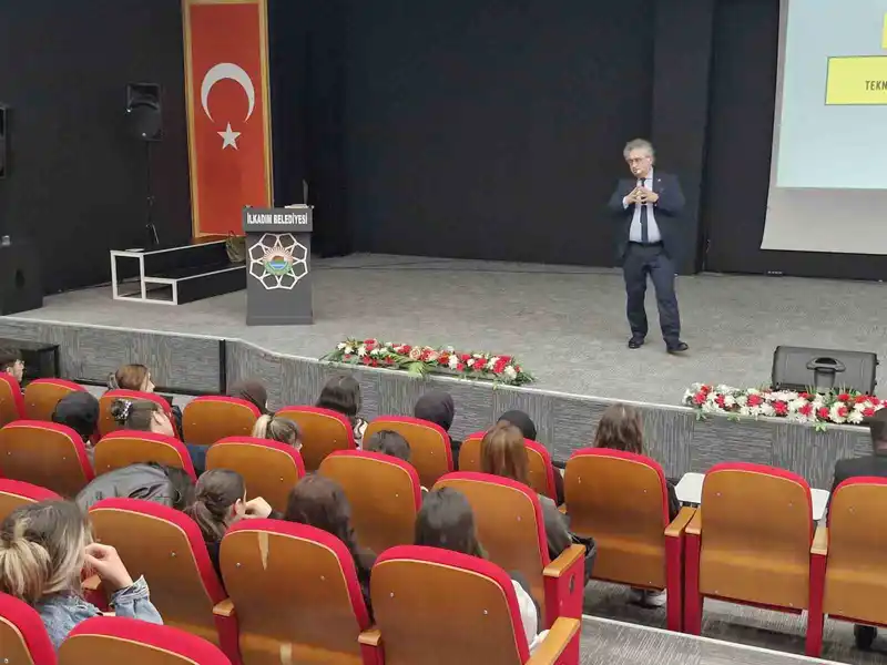 Samsun'da YKS adaylarına 'Sivri Hoca'dan paragraf semineri