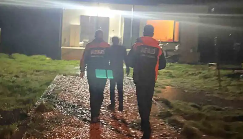 Muğla'da aracı akıntıya kapılan vatandaş son anda kurtuldu