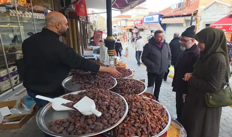 Kütahya'da Ramazan için hurma tezgahlarda, fiyatlar 150 TL'den başlıyor