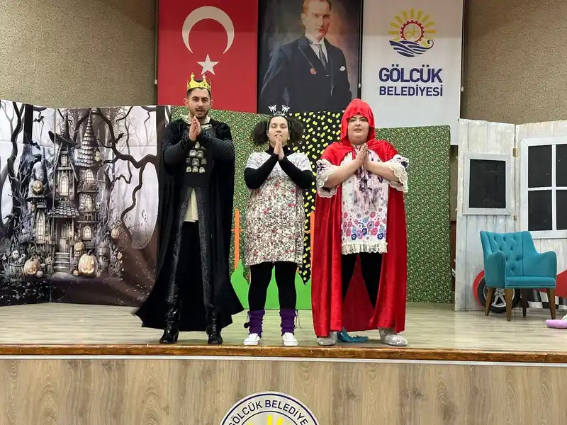 Gölcük'te tiyatro gösterileri çocuklarla buluştu