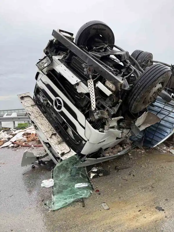 Otoyolda tır ters döndü: 1 yaralı