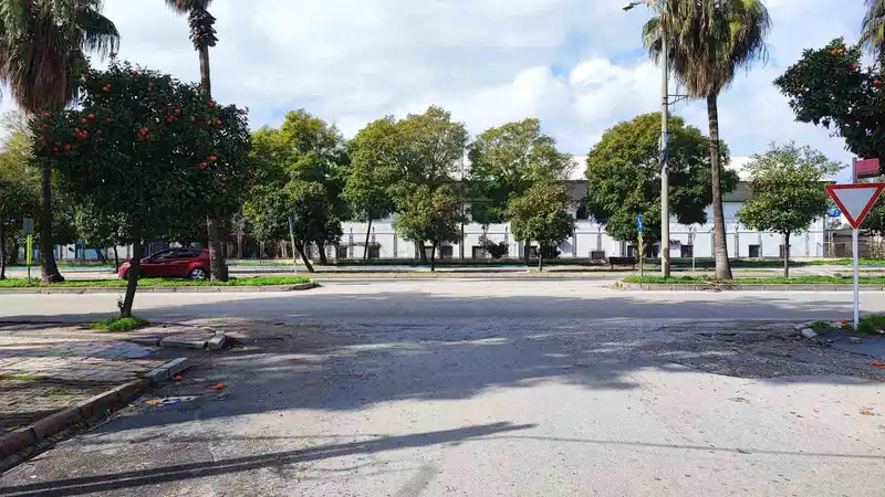 Adana'da bulvardaki ara geçişler kazaya davetiye çıkarıyor