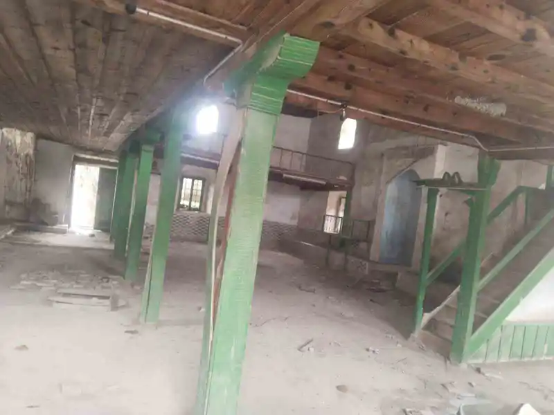 Balıkesir'de tarihi cami çürümeye terk edildi