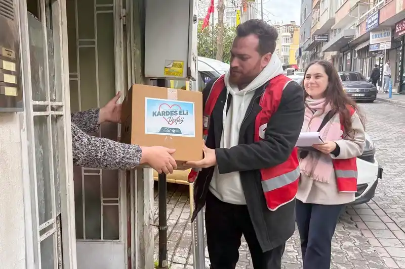Efeler'de Ramazan öncesi gıda kolisi ve alışveriş kartı desteği