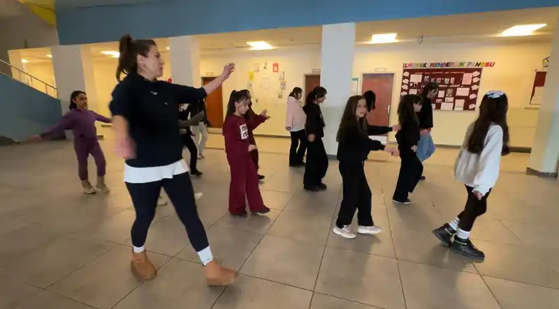 Yüksekova'da halay ve zeybek buluştu