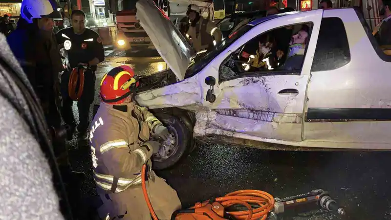 Arnavutköy'de trafik kazası: Sürücü araçta sıkıştı