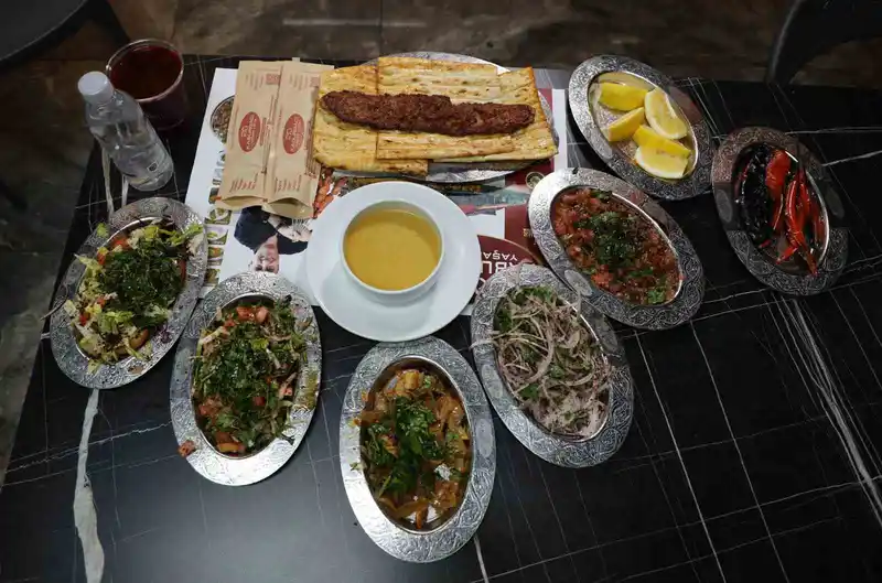 Adanalı kebapçılar Ramazan'a hazır: İftar sofralarında lezzet şöleni