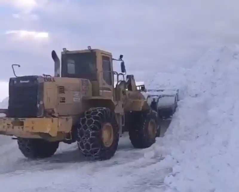 Bitlis'te köy yolları için yol açma ve genişletme çalışmaları yoğun şekilde sürüyor