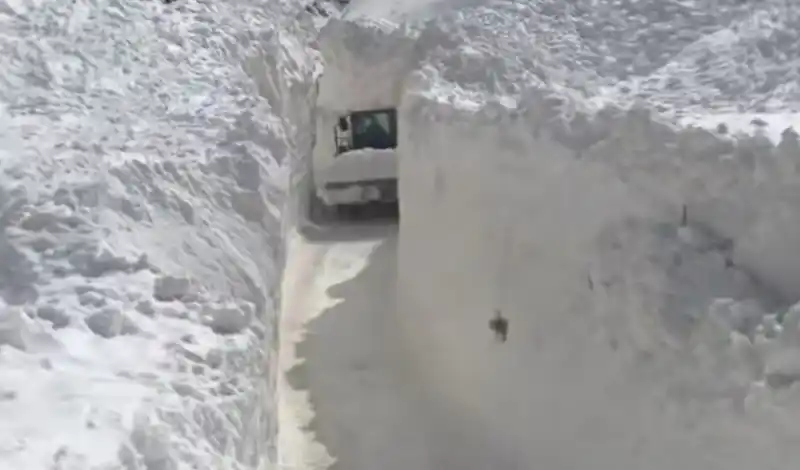 Sualtı Mahallesi'nde çığla mücadele: 10 metrelik kar yığınları