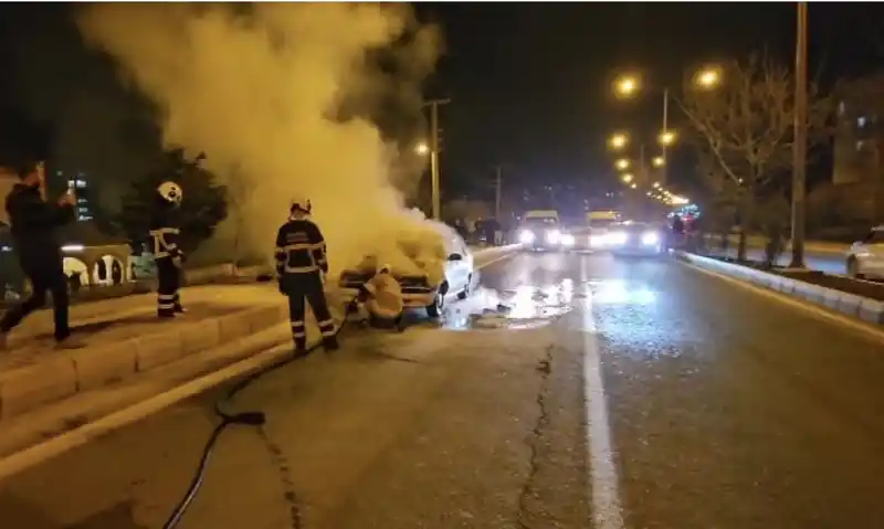 Mardin'de seyir halindeki otomobil yandı