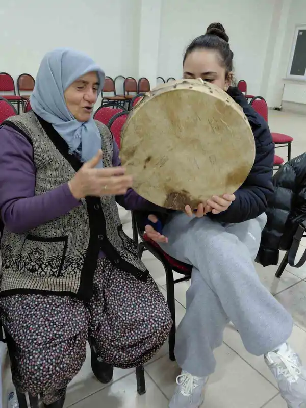 Pazarlar'da halk oyunları kursunda yöresel ezgilerle kültür yaşatılıyor