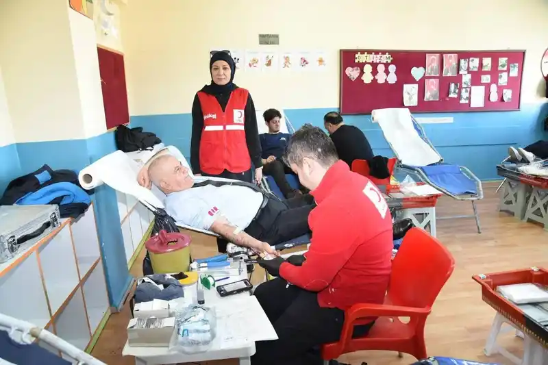 MEM Müdürü Kal'dan Kan Bağışı Örneği