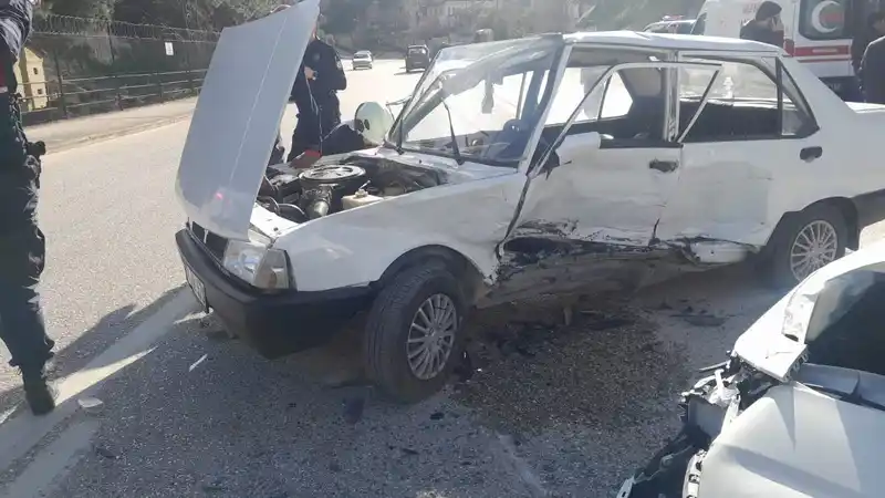 Bilecik'te iki araç çarpıştı: 4 yaralı