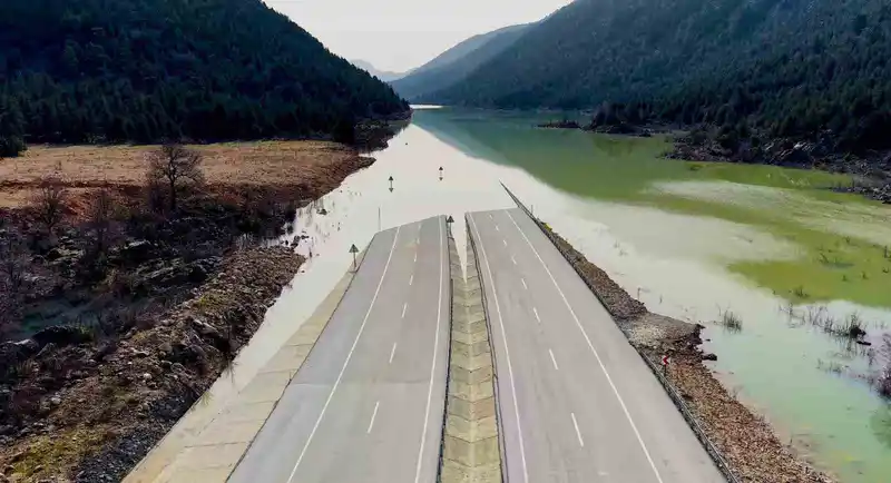 Antalya-Konya yolu selde kapandı, sular 3 metreye ulaştı