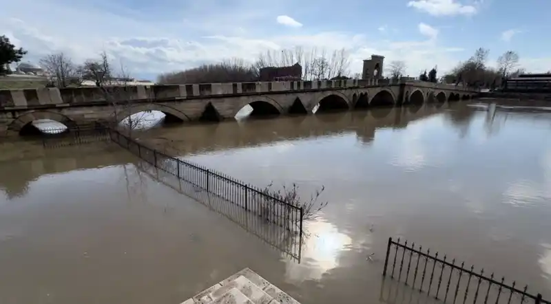 Tunca Nehri taştı, Edirne'de köprüler sular altında
