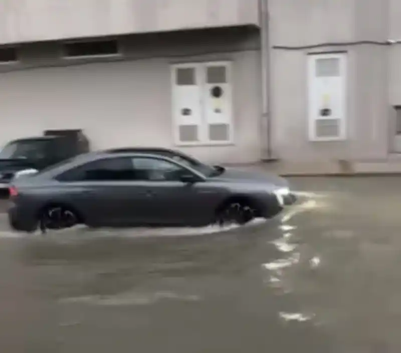 İzmir'de sağanak hayatı durma noktasına getirdi