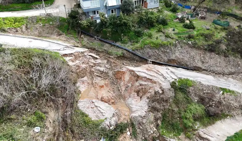 Alanya'da sağanak sonrası toprak kayması: Evlerde çatlaklar, yolda göçük