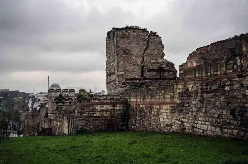 İstanbul Kara Surları yıkılma tehlikesiyle karşı karşıya