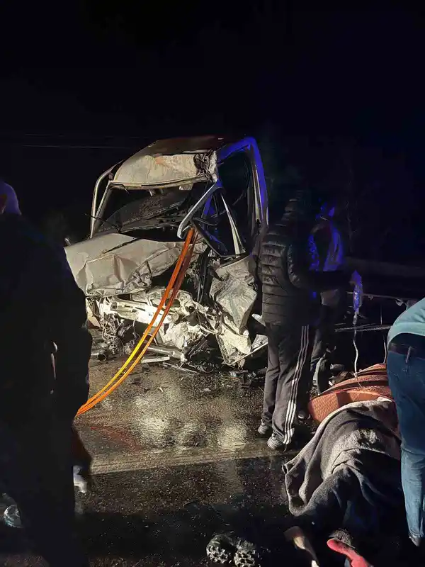 Burdur'da kamyonet ile tır çarpıştı: 2'si ağır 3 yaralı