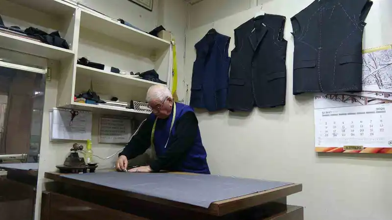 Gaziantep'te 50 yıldır terzilik yapan Mehmet Mercan mesleğin geleceğinden endişeli