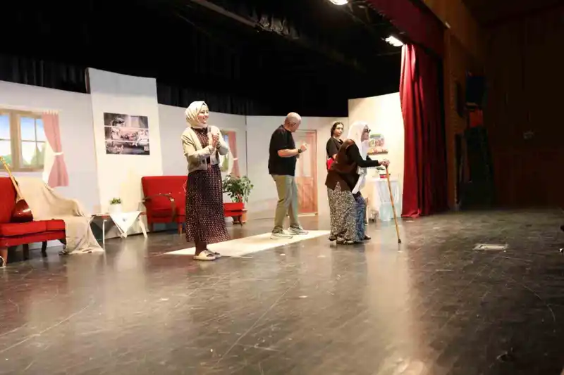 Öğretmenlerin 'İdeal Aile Reçetesi-2' oyunu Bursa'da ilgi gördü